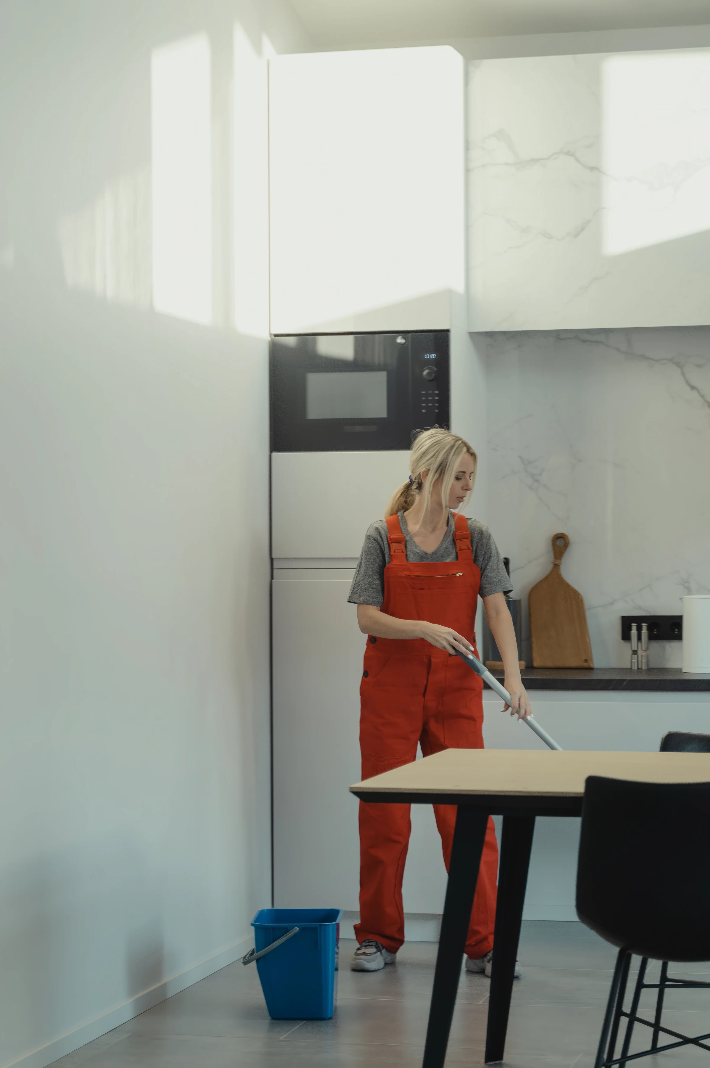 Kitchen: a cleaner in overalls at work